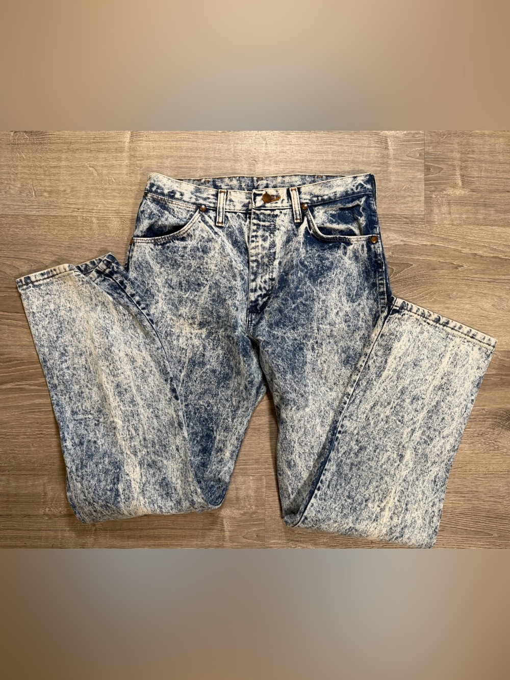 Wrangler Menโs Acid-Wash Jeans - Blue 90โs